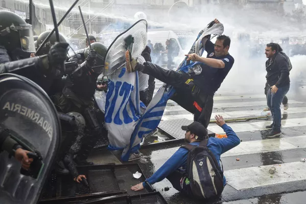Manifestantes chocan con la policía en medio del debate sobre el proyecto de 'ley bases', en Buenos Aires, Argentina. Manifestantes chocan con la policía en medio del debate sobre el proyecto de 'ley bases', en Buenos Aires, Argentina. - Sputnik Mundo