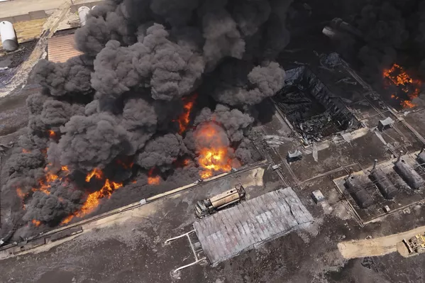 Incendio en una refinería de petróleo en Irak. Incendio en una refinería de petróleo en Irak. - Sputnik Mundo