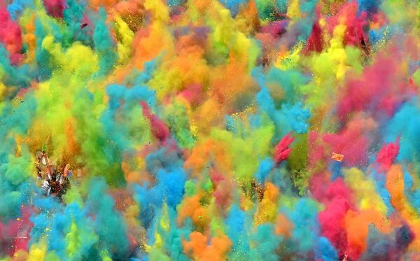 Participantes en una colorida carrera cerca del Complejo deportivo Luzhnikí en Moscú. - Sputnik Mundo