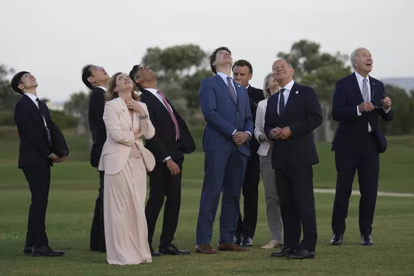 Los líderes de la cumbre del G7 en Italia se reúnen para observar el lanzamiento de un paracaidista. Los líderes de la cumbre del G7 en Italia se reúnen para observar el lanzamiento de un paracaidista. - Sputnik Mundo