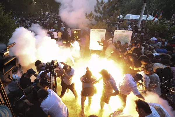 Una granada de estruendo de la policía estalla durante una concentración contra el primer ministro Nikol Pashinián en Ereván, Armenia. Una granada de estruendo de la policía estalla durante una concentración contra el primer ministro Nikol Pashinián en Ereván, Armenia. - Sputnik Mundo