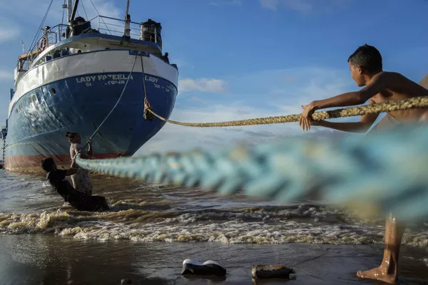 Niños jugando con las cuerdas de un barco amarrado en una playa de Parika, Guyana. Niños jugando con las cuerdas de un barco amarrado en una playa de Parika, Guyana. - Sputnik Mundo
