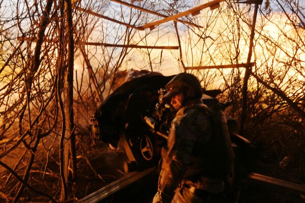 Trabajo de combate de los artilleros del grupo de fuerzas ruso Oeste. - Sputnik Mundo