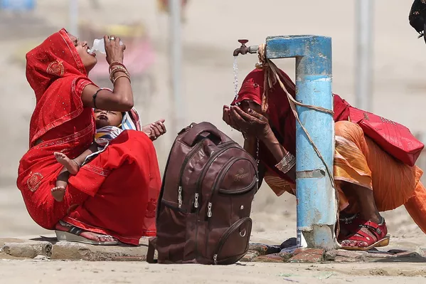 Mujeres beben agua en un caluroso día durante una ola de calor en Prayagraj, India. Mujeres beben agua en un caluroso día durante una ola de calor en Prayagraj, India. - Sputnik Mundo