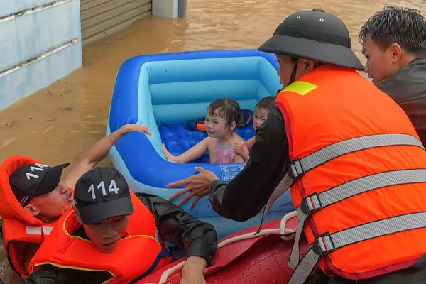 Un equipo de rescate ayuda a unos niños en una barca hinchable a escapar de las aguas tras las fuertes lluvias caídas en la provincia vietnamita de Ha Giang. Un equipo de rescate ayuda a unos niños en una barca hinchable a escapar de las aguas tras las fuertes lluvias caídas en la provincia vietnamita de Ha Giang. - Sputnik Mundo