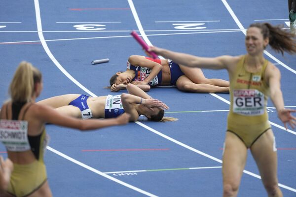 Atletas en la línea de meta del relevo femenino en el Campeonato Europeo de Atletismo en Roma, Italia. - Sputnik Mundo