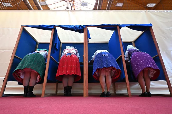 Mujeres con trajes tradicionales húngaros rellenan sus papeletas en un colegio electoral, Hungría. Mujeres con trajes tradicionales húngaros rellenan sus papeletas en un colegio electoral, Hungría. - Sputnik Mundo
