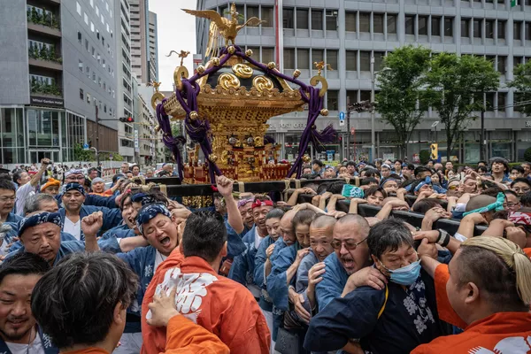 Participantes transportan un templo portátil por las calles durante el festival Tsukiji Shishi Matsuri o Festival de la Danza del León se celebra cada año en junio en el santuario Namiyoke Inari Jinja del distrito de Tsukiji, en Tokio, Japón. Participantes transportan un templo portátil por las calles durante el festival Tsukiji Shishi Matsuri o Festival de la Danza del León se celebra cada año en junio en el santuario Namiyoke Inari Jinja del distrito de Tsukiji, en Tokio, Japón. - Sputnik Mundo