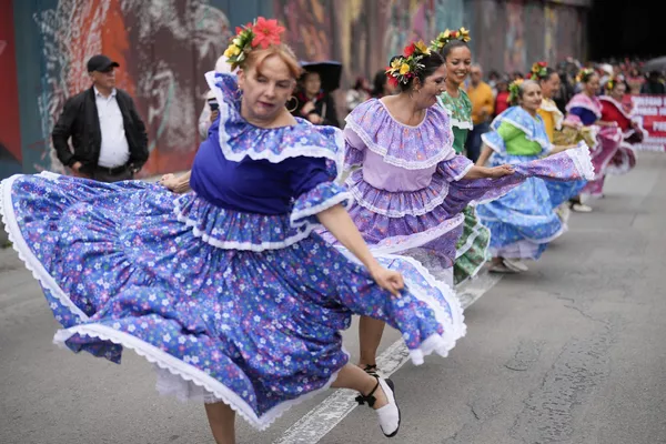 Maestros bailan mientras marchan hacia el Congreso para protestar contra la Ley de Educación en Colombia. Maestros bailan mientras marchan hacia el Congreso para protestar contra la Ley de Educación en Colombia. - Sputnik Mundo