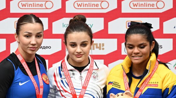 Deportistas Polina Andreeva, Elizaveta Zhatkina y Victoria Nazareth Tovar Milano en la competición de halterofilia de 49 kg de los Juegos BRICS de Kazán, Rusia - Sputnik Mundo