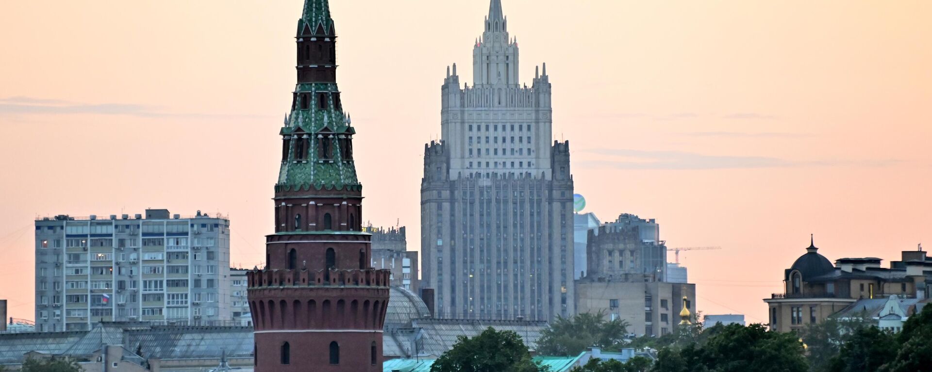 Edificio del Ministerio de Asuntos Exteriores de Rusia. Izquierda: Torre Vodovzvódnaya del Kremlin de Moscú - Sputnik Mundo, 1920, 23.07.2024