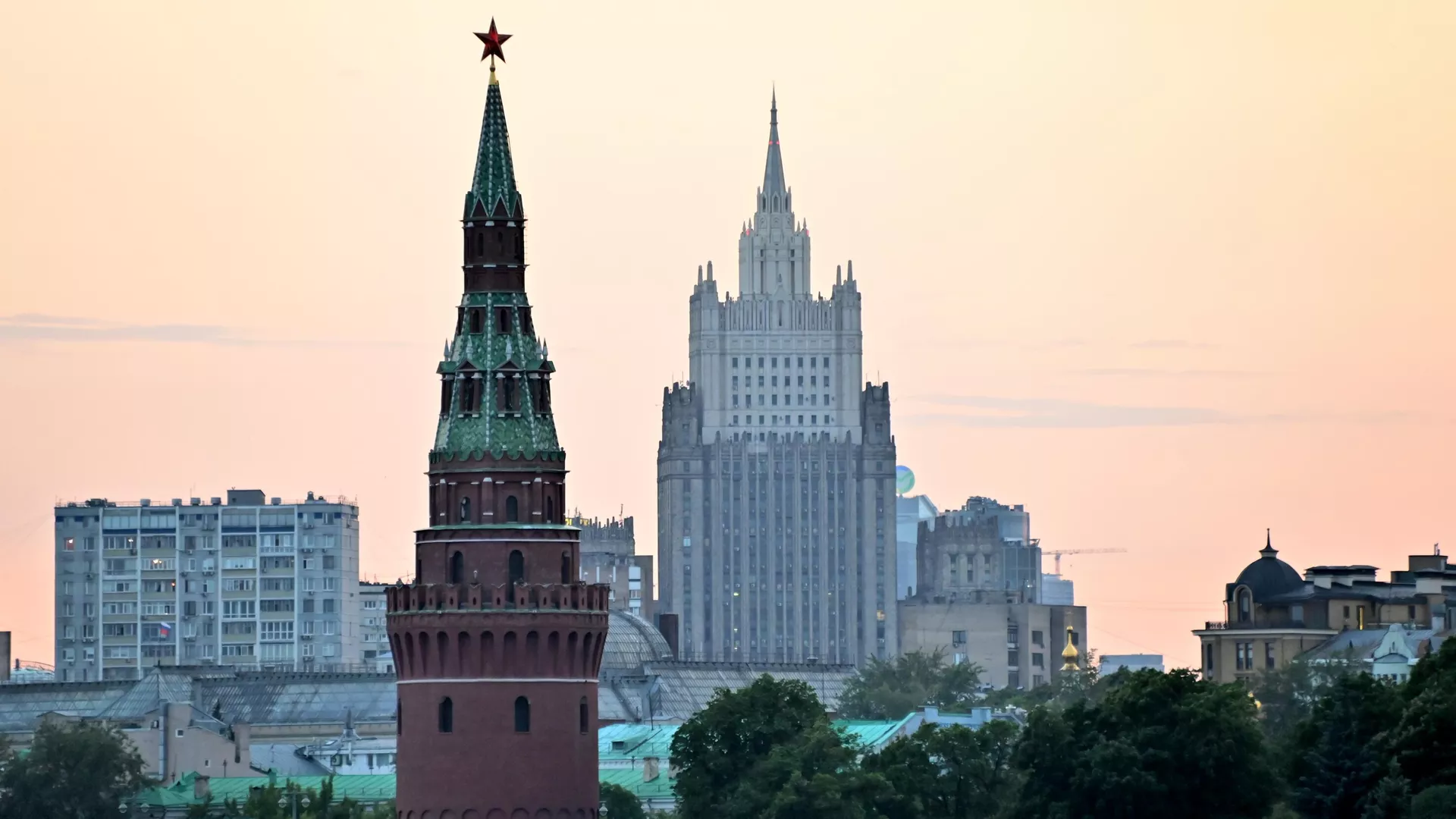 Edificio del Ministerio de Asuntos Exteriores de Rusia. Izquierda: Torre Vodovzvódnaya del Kremlin de Moscú - Sputnik Mundo, 1920, 21.11.2024