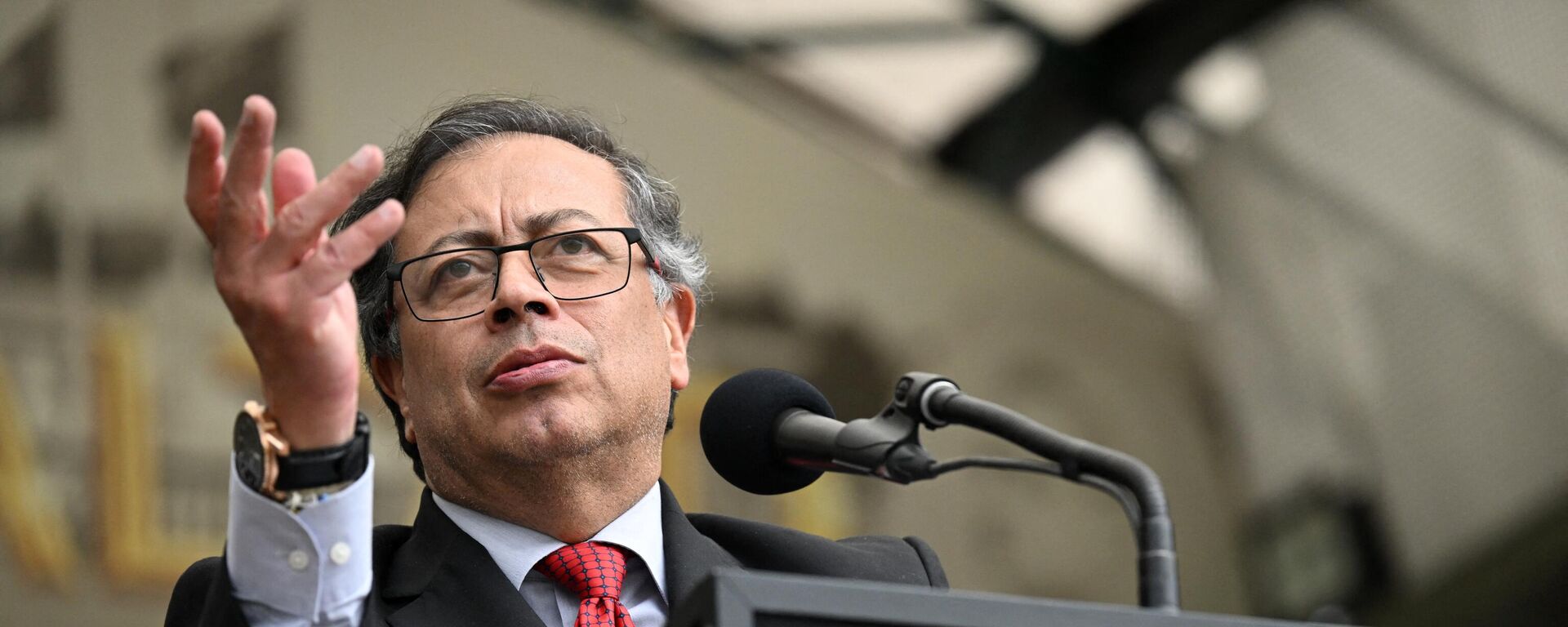 Gustavo Petro, presidente colombiano, pronuncia su discurso durante una ceremonia militar en la Escuela Militar José María Córdova de Bogotá, el 15 de diciembre de 2023 - Sputnik Mundo, 1920, 15.06.2024