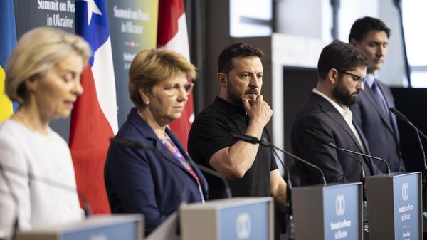 La presidenta de la Comisión Europea, Ursula von der Leyen, la presidenta federal suiza, Viola Amherd, Volodímir Zelenski, el presidente de Chile, Gabriel Boric, y el primer ministro canadiense, Justin Trudeau, intervienen en la rueda de prensa de clausura de la Cumbre sobre la paz en Ucrania  - Sputnik Mundo