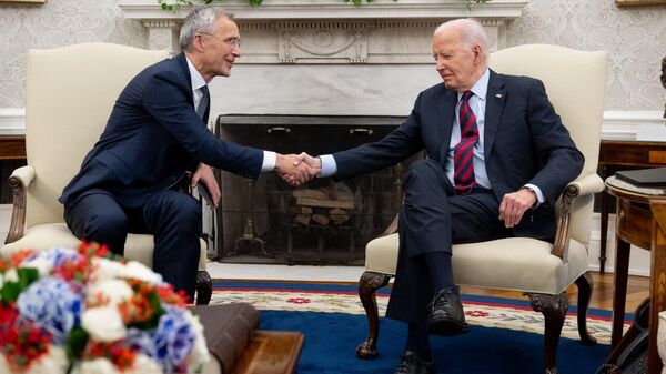 Joe Biden con Jens Stoltenberg - Sputnik Mundo