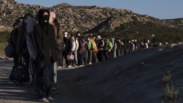 Las personas migrantes irregulares llegan a la frontera norte de México para viajar a Estados Unidos. - Sputnik Mundo