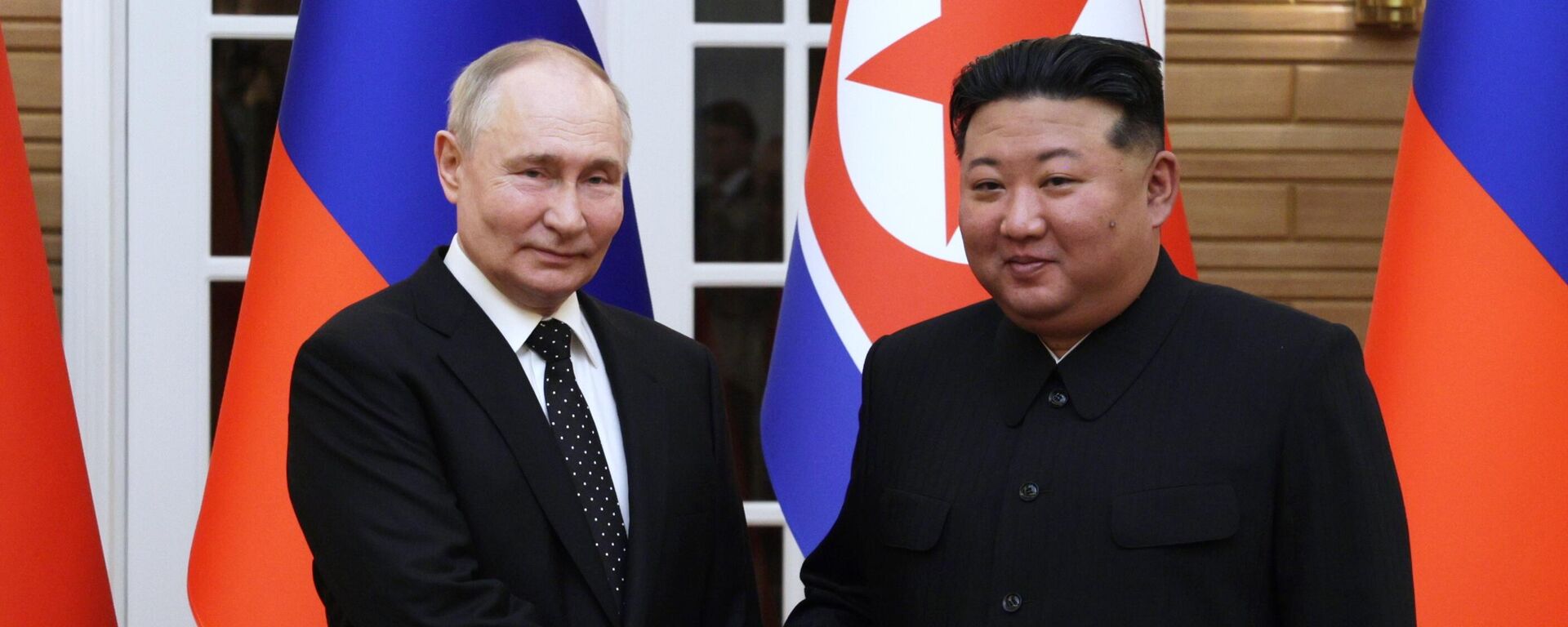 Vladímir Putin (izda.), presidente de Rusia, y Kim Jong-un (dcha.), líder de Corea del Norte, durante la visita de Putin a Pionyang, el 19 de junio de 2024 - Sputnik Mundo, 1920, 19.06.2024