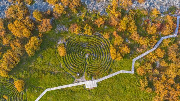 Hay varias decenas de laberintos Saami en la república rusa de Karelia. La mayoría de las construcciones de piedra en forma de espiral se encuentran en Solovkí, en las islas de los skerries de Kemsk y en la llanura aluvial del río Keret.Los científicos siguen discutiendo sobre la función de estos laberintos, mientras que los lugareños creen en el poder místico de las piedras y su conexión con el otro mundo. - Sputnik Mundo