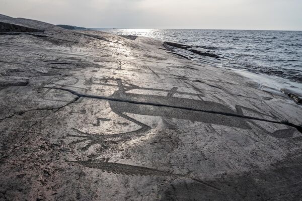 En la orilla oriental del lago Onega hay un cabo extraordinario denominado Bésov Nos. Sus rocas están pintadas con antiguos dibujos de piedra llamados petroglifos. En el cabo Bésov Nos se producen varios fenómenos misteriosos. Afirman que en ese lugar se detienen las manecillas de los relojes y la gente siente un torrente de energía increíble. - Sputnik Mundo