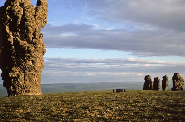 El sendero de Manpupunyur significa &quot;pequeña montaña de ídolos&quot; en la lengua de la etnia mansi que vive en Rusia.Los mansi consideran sagrado este lugar, y solo los chamanes tenían permiso para ir a la montaña. Los antiguos pueblos de los Urales del norte de Rusia creían que a los que violaban la prohibición les esperaba un severo castigo. - Sputnik Mundo