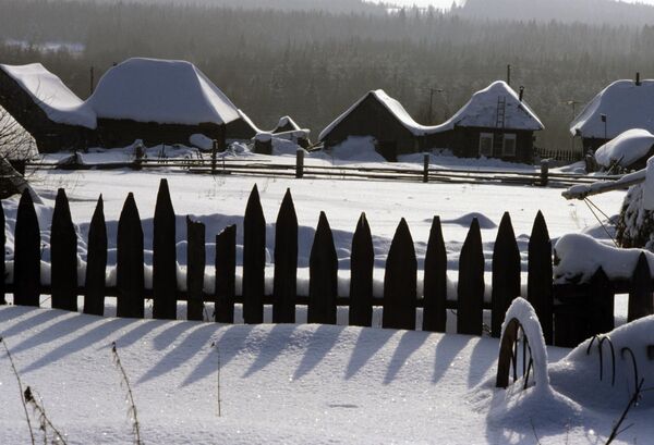 El remoto pueblo de Molebki está situado en la frontera entre la región de Sverdlovsk y la región de Perm, en la orilla izquierda del río Silva, y se considera anómalo desde los tiempos de la URSS.Según los rumores, es posible ver allí un grupo de ovnis. El pueblo solía estar habitado por los mansi, que hacían sacrificios a los dioses en una meseta de piedra. Los antiguos ídolos han sobrevivido hasta nuestros días.  - Sputnik Mundo