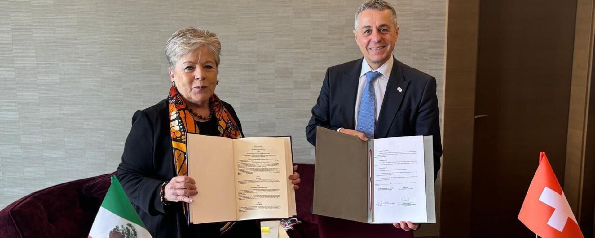 La canciller mexicana, Alicia Bárcena, y su homólogo suizo, Ignazio Cassis, suscribieron el acuerdo diplomático para facilitar trámites ante la ruptura con Ecuador. - Sputnik Mundo, 1920, 20.06.2024