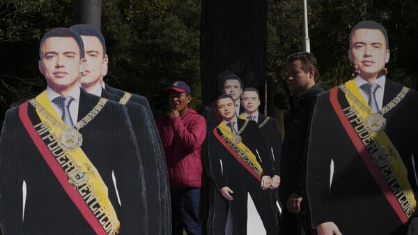 Carteles con la imagen del presidente de Ecuador, Daniel Noboa, sostenidos por simpatizantes del presidente - Sputnik Mundo