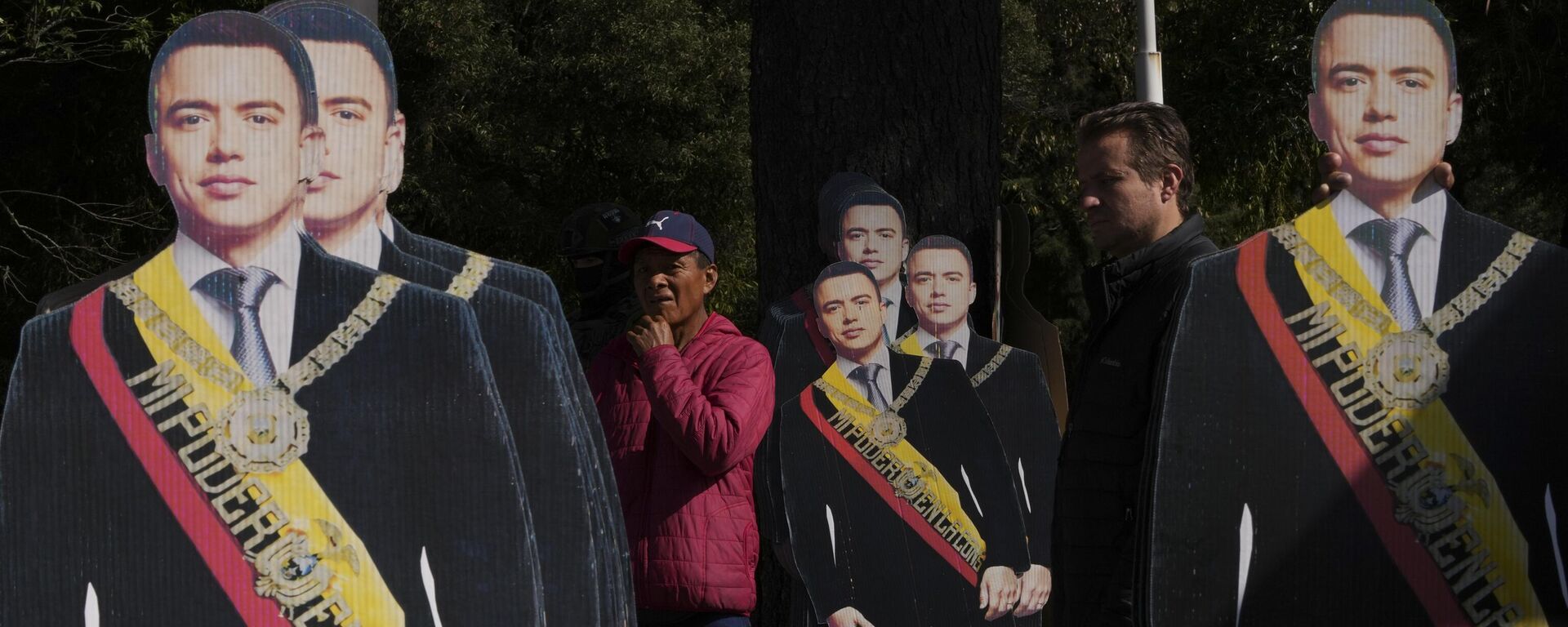 Carteles con la imagen del presidente de Ecuador, Daniel Noboa, sostenidos por simpatizantes del presidente - Sputnik Mundo, 1920, 26.02.2025