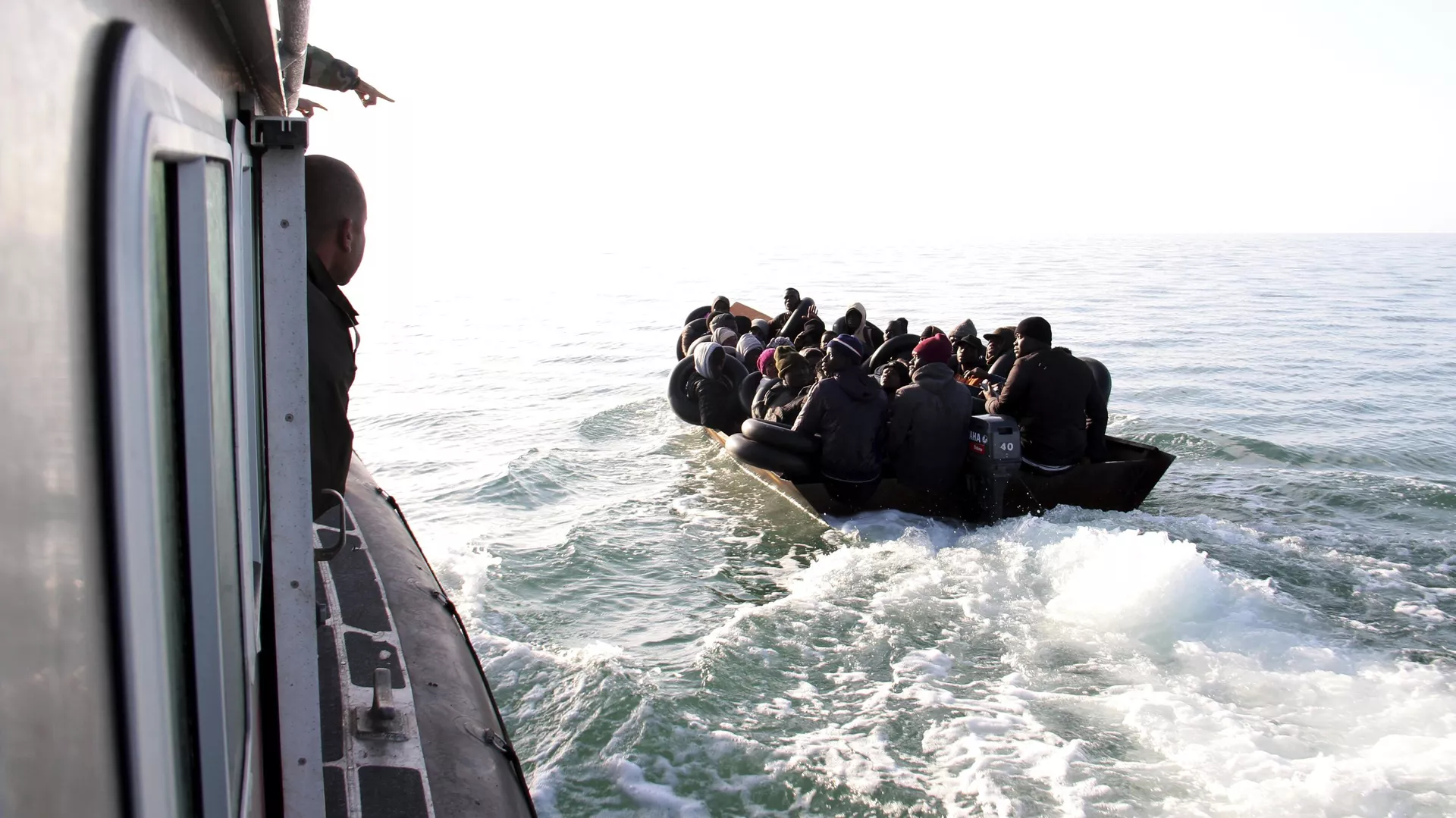 Migrantes, principalmente del África subsahariana, son detenidos por la Guardia Nacional Marítima tunecina en el mar durante un intento de llegar a Italia, cerca de la costa de Sfax, Túnez, el 18 de abril de 2023 - Sputnik Mundo, 1920, 02.01.2025