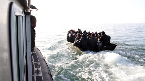 Migrantes, principalmente del África subsahariana, son detenidos por la Guardia Nacional Marítima tunecina en el mar durante un intento de llegar a Italia, cerca de la costa de Sfax, Túnez, el 18 de abril de 2023  - Sputnik Mundo