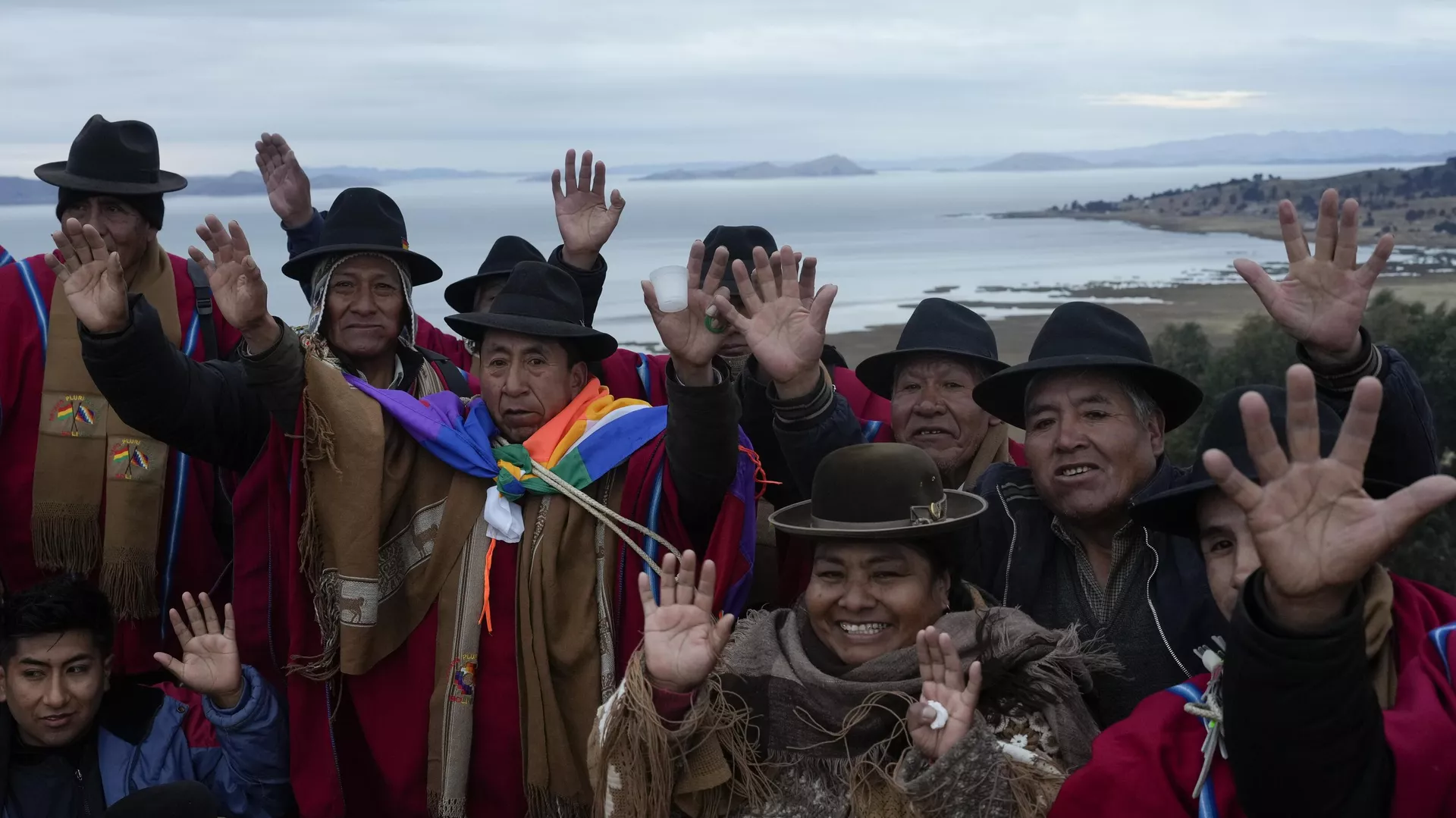 Indígenas aymaras levantan las manos durante un ritual de Año Nuevo para recibir los primeros rayos de sol en la montaña Turriturrini, en las afueras de Huarina, Bolivia, el viernes 21 de junio de 2024 Indígenas aymaras levantan las manos durante un ritual de Año Nuevo para recibir los primeros rayos de sol en la montaña Turriturrini, en las afueras de Huarina, Bolivia, el viernes 21 de junio de 2024 - Sputnik Mundo, 1920, 22.06.2024