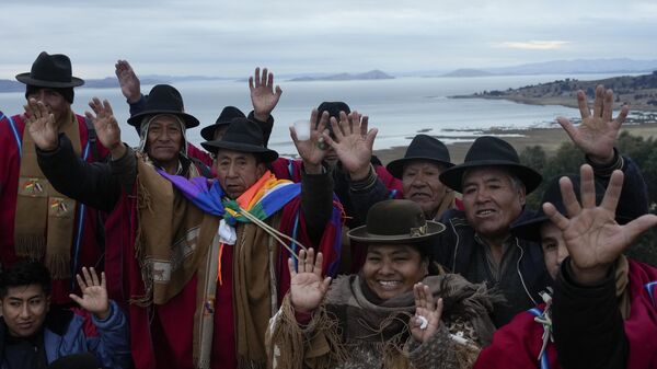 Indígenas aymaras levantan las manos durante un ritual de Año Nuevo para recibir los primeros rayos de sol en la montaña Turriturrini, en las afueras de Huarina, Bolivia, el viernes 21 de junio de 2024  - Sputnik Mundo