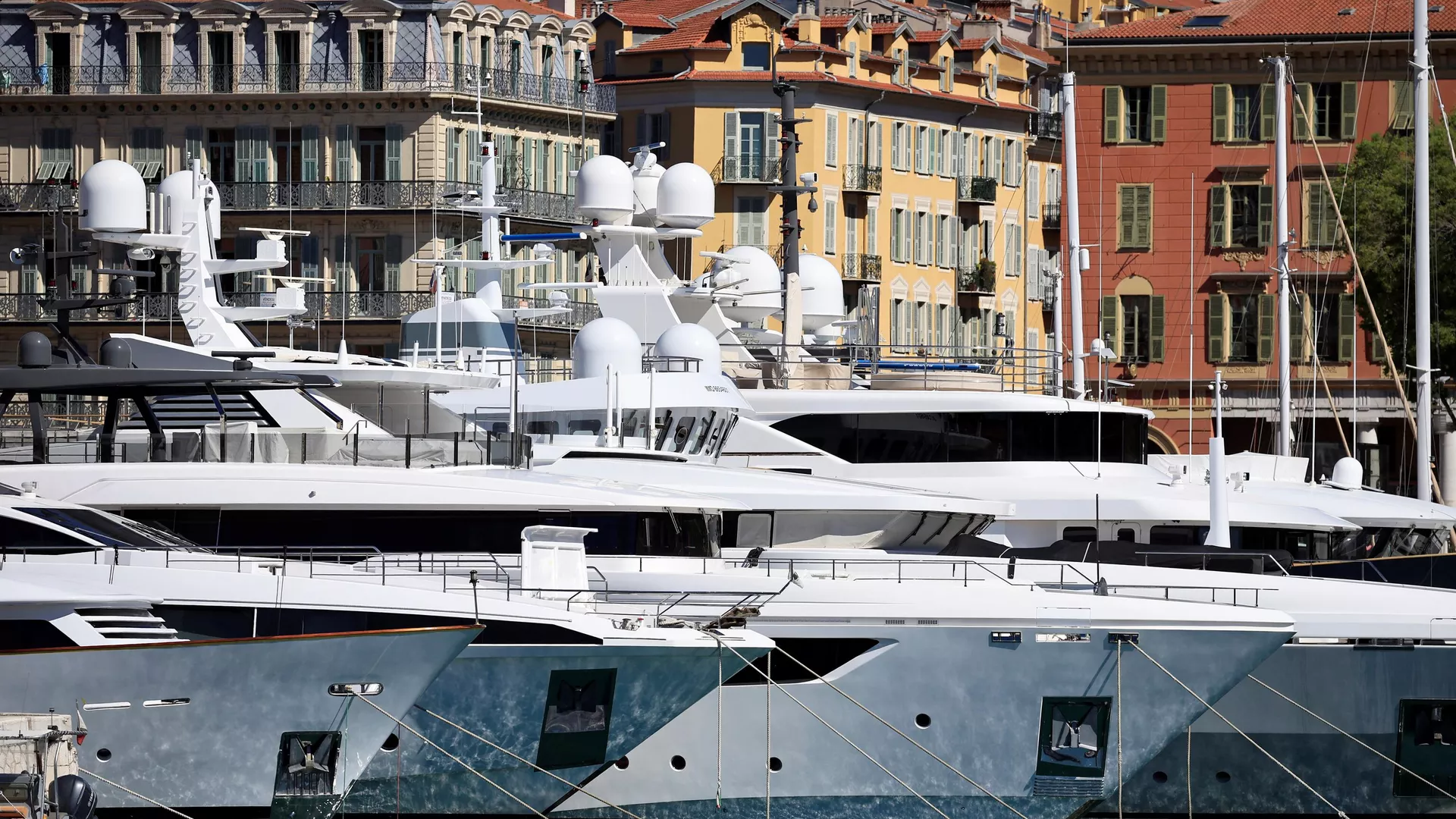 Esta fotografía tomada el 19 de abril de 2024 muestra yates amarrados en el puerto de la riviera francesa de Niza Esta fotografía tomada el 19 de abril de 2024 muestra yates amarrados en el puerto de la riviera francesa de Niza - Sputnik Mundo, 1920, 23.06.2024