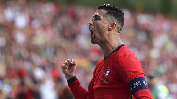 Cristiano Ronaldo, delantero portugués, celebra después de anotar contra Irlanda durante un partido amistoso de fútbol entre Portugal e Irlanda en el estadio Municipal de Aveiro, en Portugal, el 11 de junio de 2024 - Sputnik Mundo