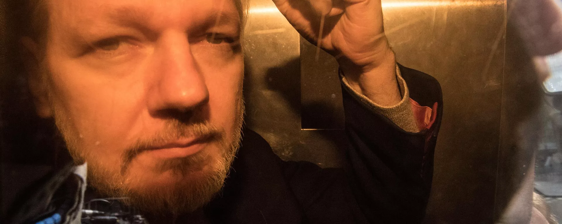 El fundador de WikiLeaks, Julian Assange, llega al tribunal de Londres el 1 de mayo de 2019 para ser condenado por violar la libertad bajo fianza.  - Sputnik Mundo, 1920, 25.06.2024
