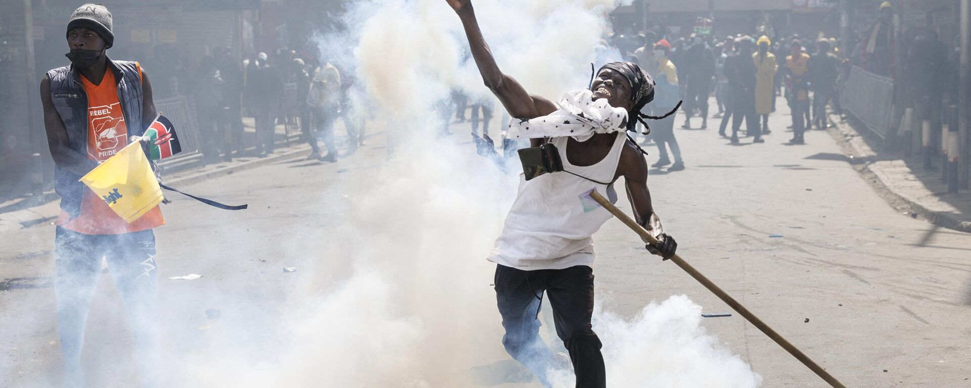 Un manifestante durante las protestas en Nairobi, capital de Kenia, el 25 de junio de 2024 - Sputnik Mundo, 1920, 25.06.2024