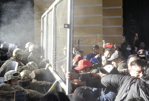 El presidente boliviano, Luis Arce, denunció la concentración no autorizada de soldados y tanques frente a edificios gubernamentales en la capital, La Paz, y señaló que "la democracia debe ser respetada".En la foto: simpatizantes del presidente se enfrentan a las fuerzas de oposición frente al palacio presidencial, en la Plaza Murillo. El presidente boliviano, Luis Arce, denunció la concentración no autorizada de soldados y tanques frente a edificios gubernamentales en la capital, La Paz, y señaló que "la democracia debe ser respetada".En la foto: simpatizantes del presidente se enfrentan a las fuerzas de oposición frente al palacio presidencial, en la Plaza Murillo. - Sputnik Mundo