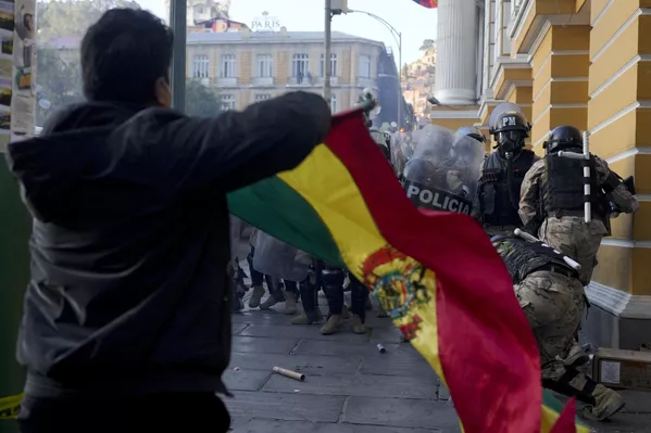 Un partidario del mandatario actual del país agita la bandera boliviana mientras los soldados huyen de la plaza principal de La Paz, después de un fallido intento de golpe de Estado militar. Un partidario del mandatario actual del país agita la bandera boliviana mientras los soldados huyen de la plaza principal de La Paz, después de un fallido intento de golpe de Estado militar. - Sputnik Mundo