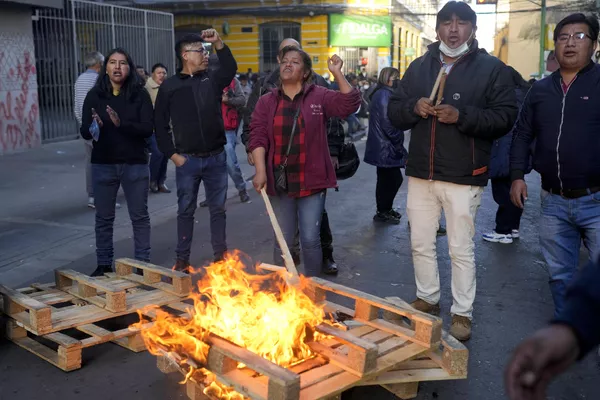 Seguidores de Luis Arce queman cajas de madera cerca del palacio de Gobierno, tras una fallida toma de poder. Seguidores de Luis Arce queman cajas de madera cerca del palacio de Gobierno, tras una fallida toma de poder. - Sputnik Mundo