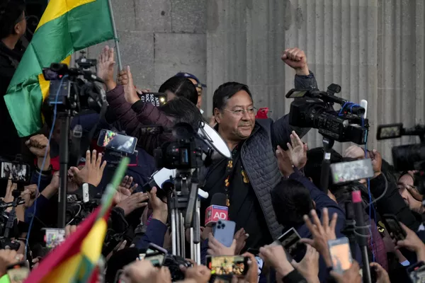 Después de la retirada de las fuerzas opositoras, Acre agradeció al pueblo de Bolivia que salió a las calles "manifestando su rechazo a la intentona golpista".En la foto: el jefe de Estado boliviano levanta el puño cerrado rodeado de simpatizantes y medios de comunicación, fuera del palacio de Gobierno en la capital del país latinoamericano. Después de la retirada de las fuerzas opositoras, Acre agradeció al pueblo de Bolivia que salió a las calles "manifestando su rechazo a la intentona golpista".En la foto: el jefe de Estado boliviano levanta el puño cerrado rodeado de simpatizantes y medios de comunicación, fuera del palacio de Gobierno en la capital del país latinoamericano. - Sputnik Mundo