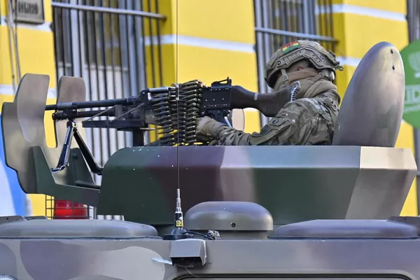 Un militar en un vehículo blindado se despliega frente al palacio presidencial. Un militar en un vehículo blindado se despliega frente al palacio presidencial. - Sputnik Mundo
