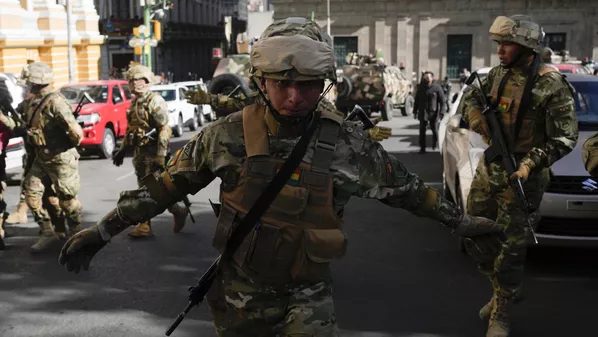 Un soldado hace un gesto a los periodistas para que abandonen la Plaza Murillo mientras los militares se reúnen frente al palacio presidencial. Un soldado hace un gesto a los periodistas para que abandonen la Plaza Murillo mientras los militares se reúnen frente al palacio presidencial. - Sputnik Mundo