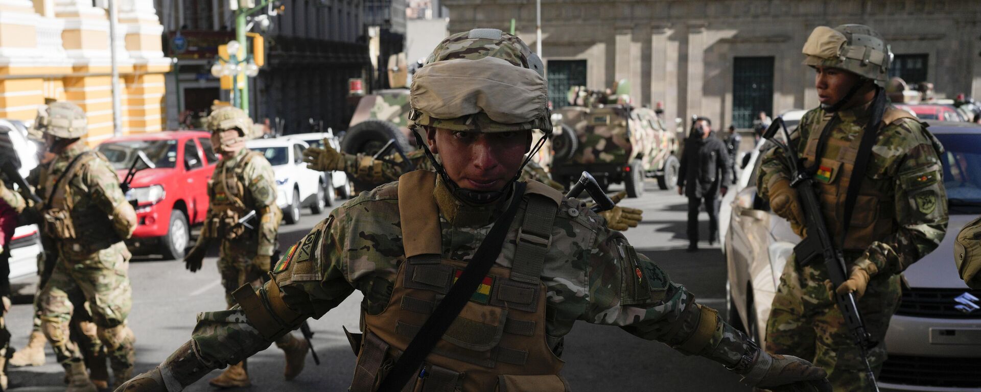 Soldados se reúnen frente al palacio presidencial en la Plaza Murillo, en La Paz, Bolivia, el 26 de junio de 2024 - Sputnik Mundo, 1920, 28.06.2024