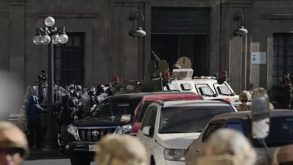 La Policía militar se reúne frente a la entrada principal mientras un vehículo blindado embiste la puerta del palacio del Gobierno. La Policía militar se reúne frente a la entrada principal mientras un vehículo blindado embiste la puerta del palacio del Gobierno. - Sputnik Mundo