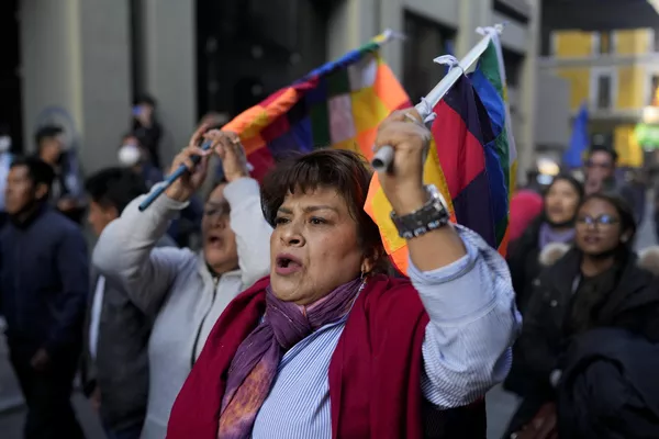 Una partidaria del mandatario boliviano Luis Arce entra en la Plaza Murillo después de un golpe fallido. Una partidaria del mandatario boliviano Luis Arce entra en la Plaza Murillo después de un golpe fallido. - Sputnik Mundo