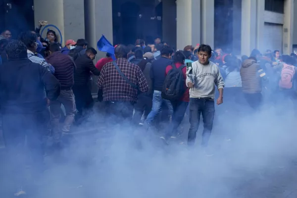 Seguidores del Gobierno actual del país ingresan a la Plaza Murillo mientras policías lanzan gases lacrimógenos. Seguidores del Gobierno actual del país ingresan a la Plaza Murillo mientras policías lanzan gases lacrimógenos. - Sputnik Mundo