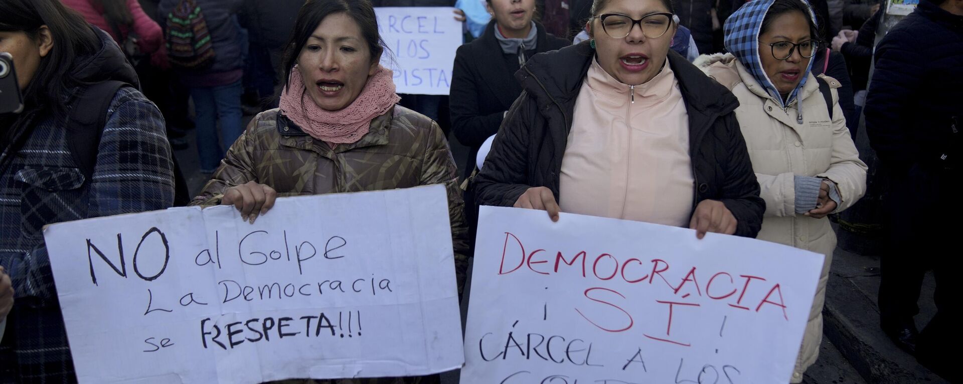 Mujeres bolivianas salieron a las calles a mostrar su respaldo al presidente Luis Arce tras el intento de golpe de Estado - Sputnik Mundo, 1920, 28.06.2024