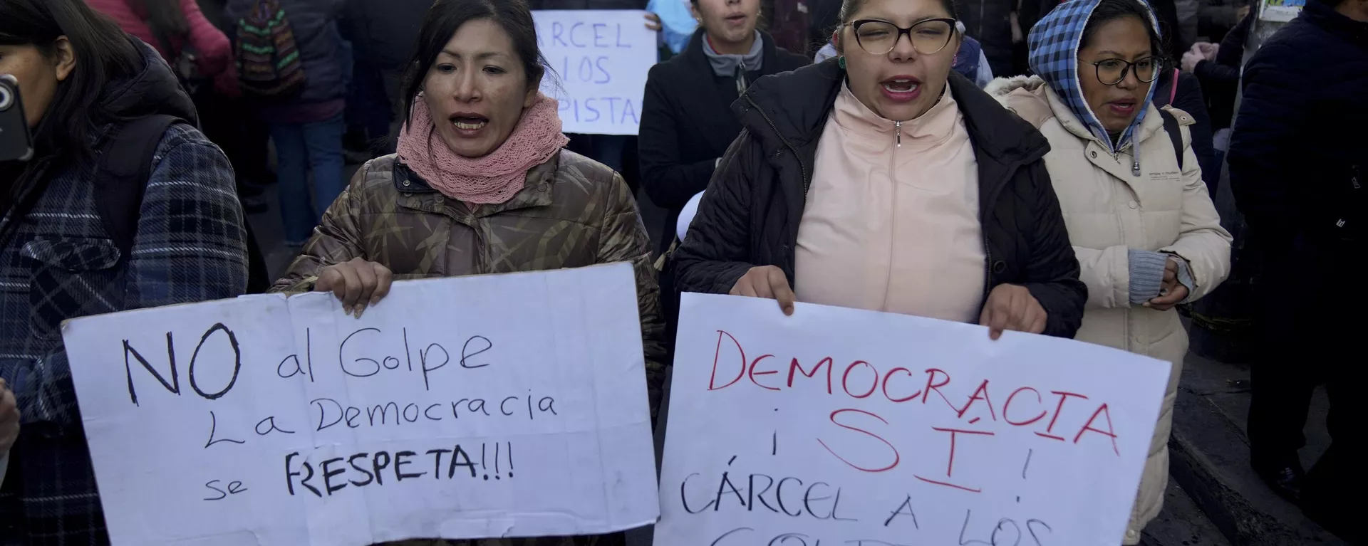 Mujeres bolivianas salieron a las calles a mostrar su respaldo al presidente Luis Arce tras el intento de golpe de Estado - Sputnik Mundo, 1920, 28.06.2024
