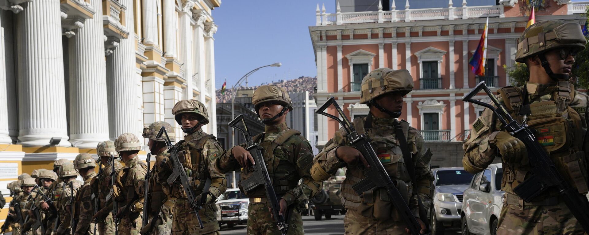 Soldados bloquean la calle frente al palacio presidencial en Bolivia, el 26 de junio de 2024 - Sputnik Mundo, 1920, 01.11.2024