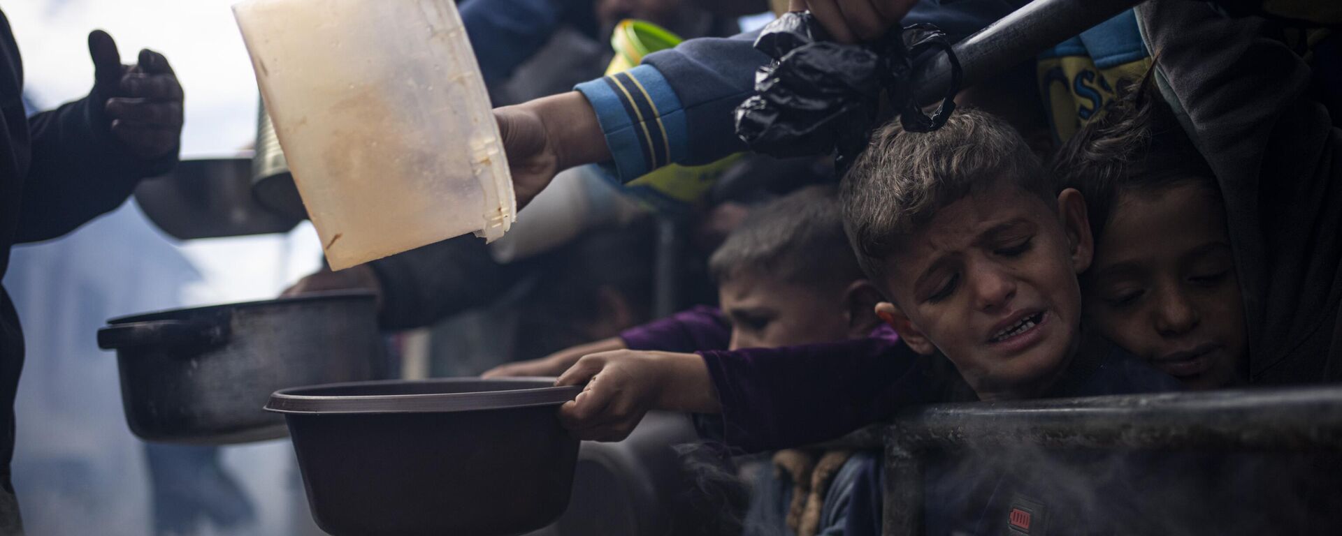 Los palestinos hacen fila para recibir una comida gratis en Rafah, Franja de Gaza, el 16 de febrero de 2024 - Sputnik Mundo, 1920, 23.10.2024